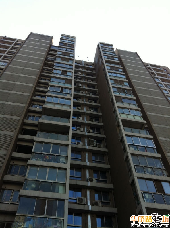 物业开始对小区一期空调外机装了隔栏,统一建