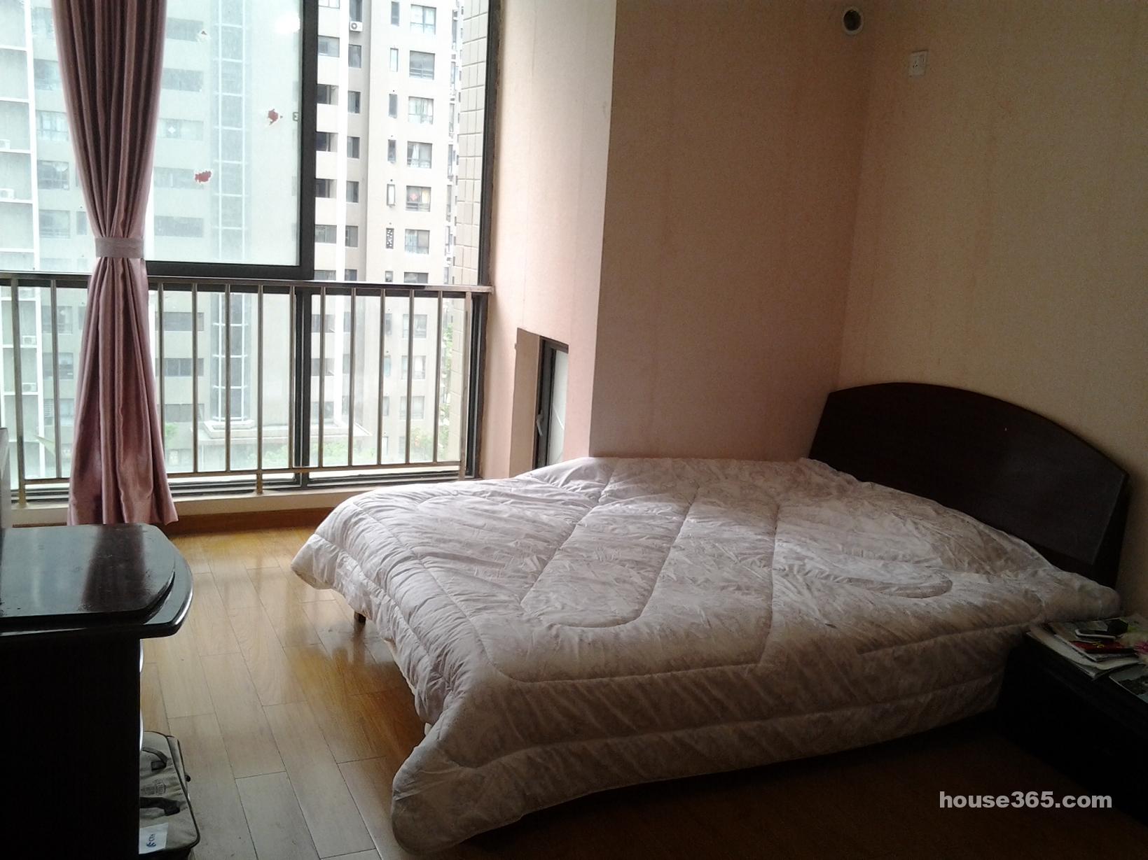 徽杰苑北门口高层一居室,房间内有木地板,墙纸,窗帘,晒衣架,卫生间全套卫浴,热水器,床,衣柜,房间很干净,装修入住已近四年,可以放心无装修污染,地理位置非常好,上下楼和出小区门都不超过二分钟,站在阳台往东可以看见寿春中学门口停几辆车,眼前是主景观区,闹中取静,适应办公或者家居。 注意:无封闭的厨房,做饭是在客厅里开放式自备厨灶。另:不做饭能解放半辈子吧!当然,如果办公或者孩子当书房空间更灵活。 低价出租,房东净得价,押1付6,最多送个车位(看诚意),如有各类想法需需添置各类物品或者管家、保姆等,价钱具体再