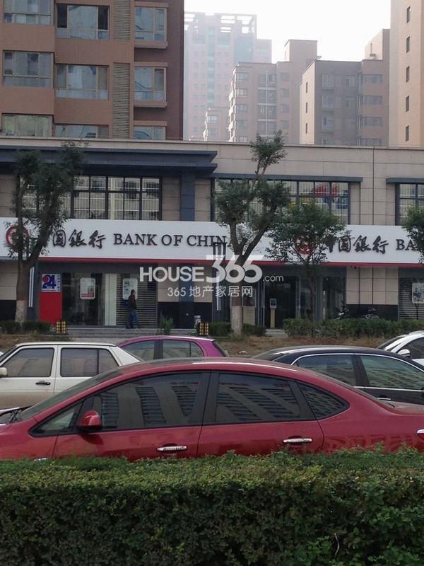 高新水晶SOHO周边中国银行（摄于2013年11月6日）