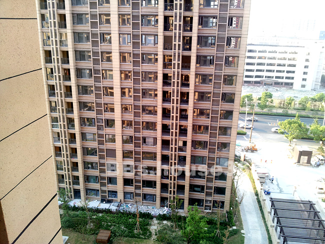 小区对面大楼近景照片