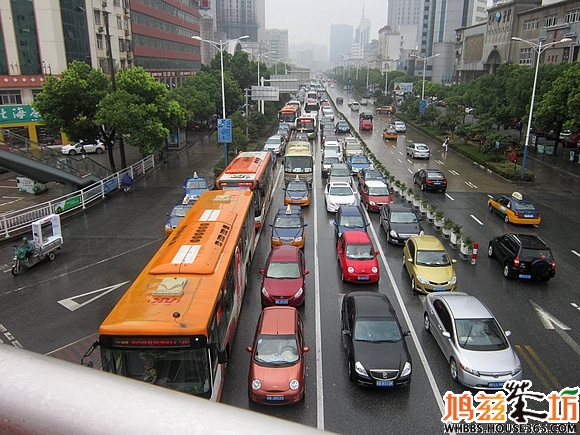 【城市播报员】神山口铁路立交桥淹水,赭山东路被临时封闭【积分已