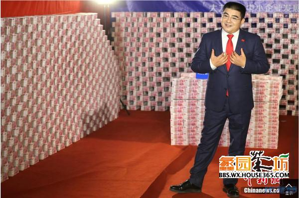一沓沓红色百元人民币围成了三面墙和一张桌子,陈光标系着红色领带,踱