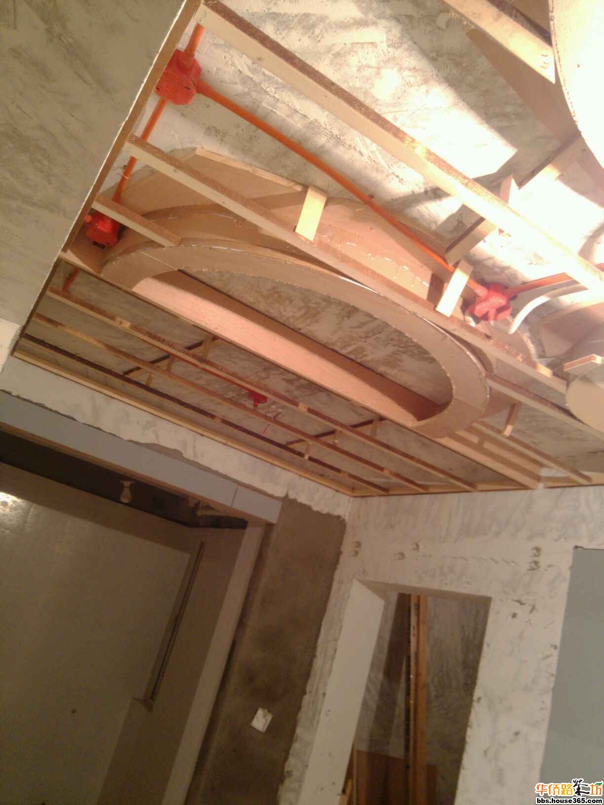 餐厅吊顶,设计的是三个圆,木工师傅手艺不错,他说他做圆绝对是一恋哪